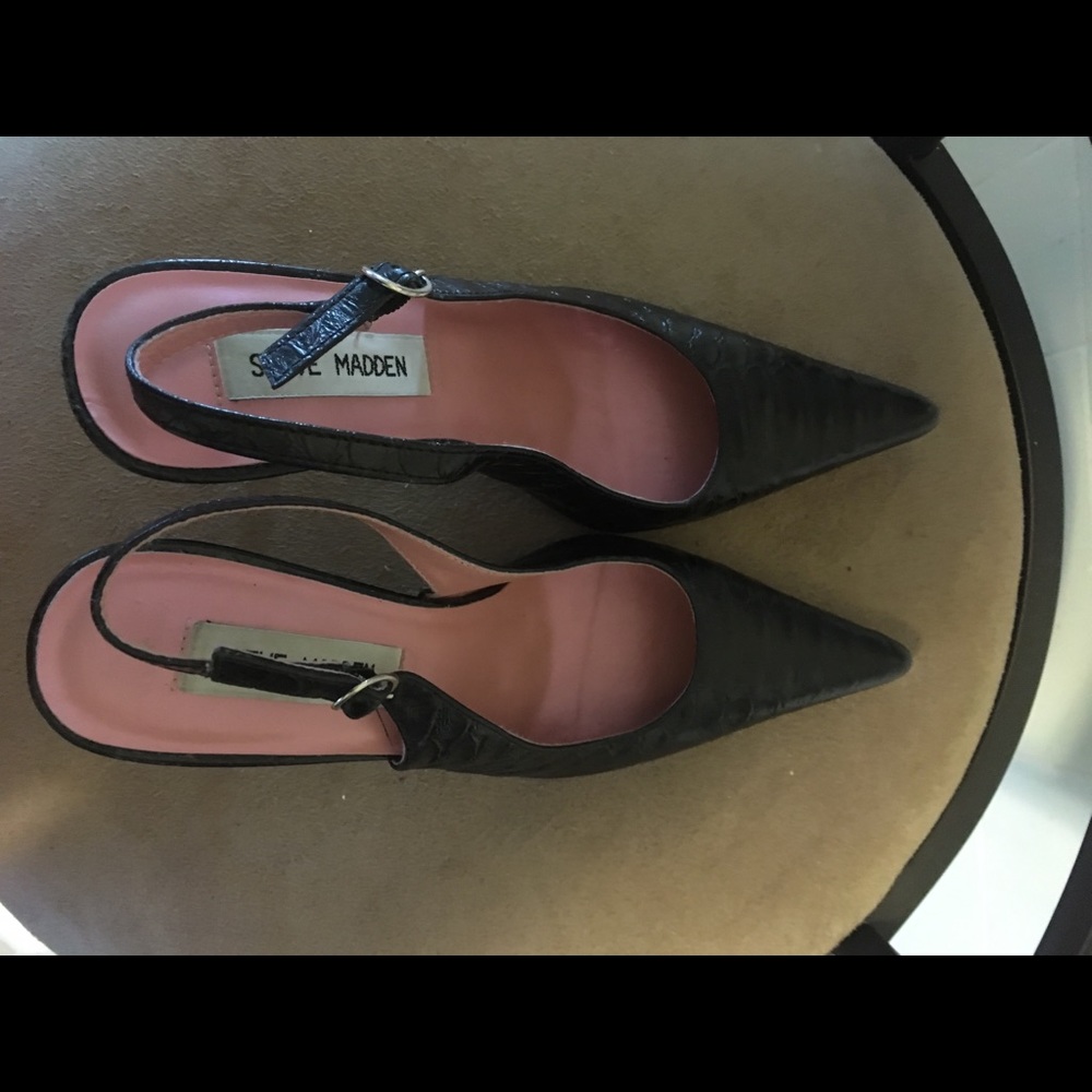 Gorgeous pair of  shoes . Metallic heels .